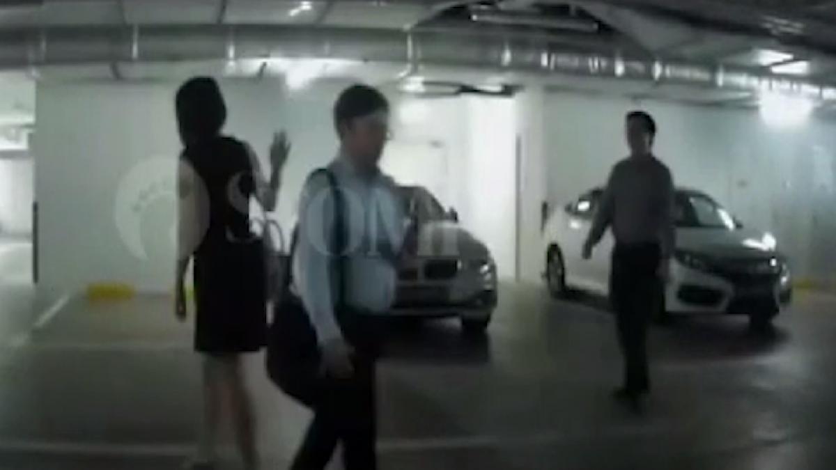 trei oameni de afaceri se aflau intr o parcare unul dintre ei s a lasat in jos ceilalti doi habar