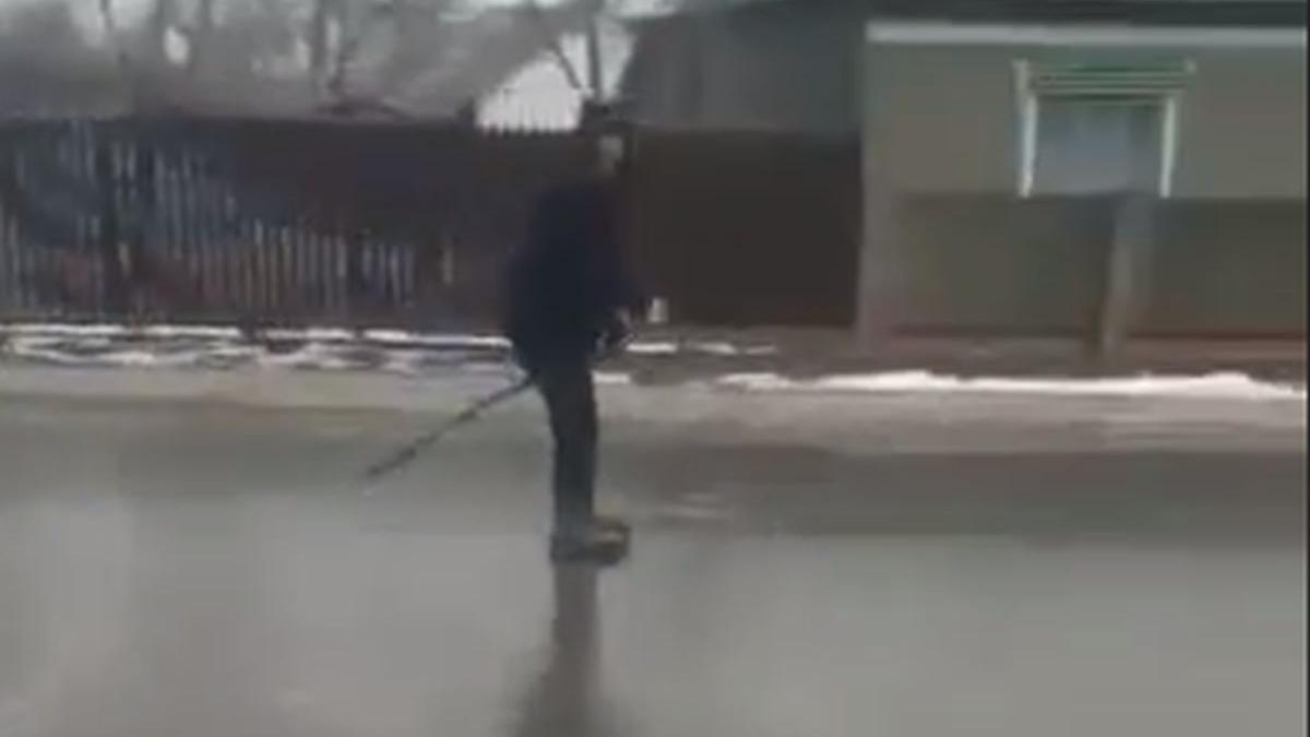 a scos capul pe geam si a vazut ca pe jos e oglinda buzoianul a iesit repede afara si a facut asta