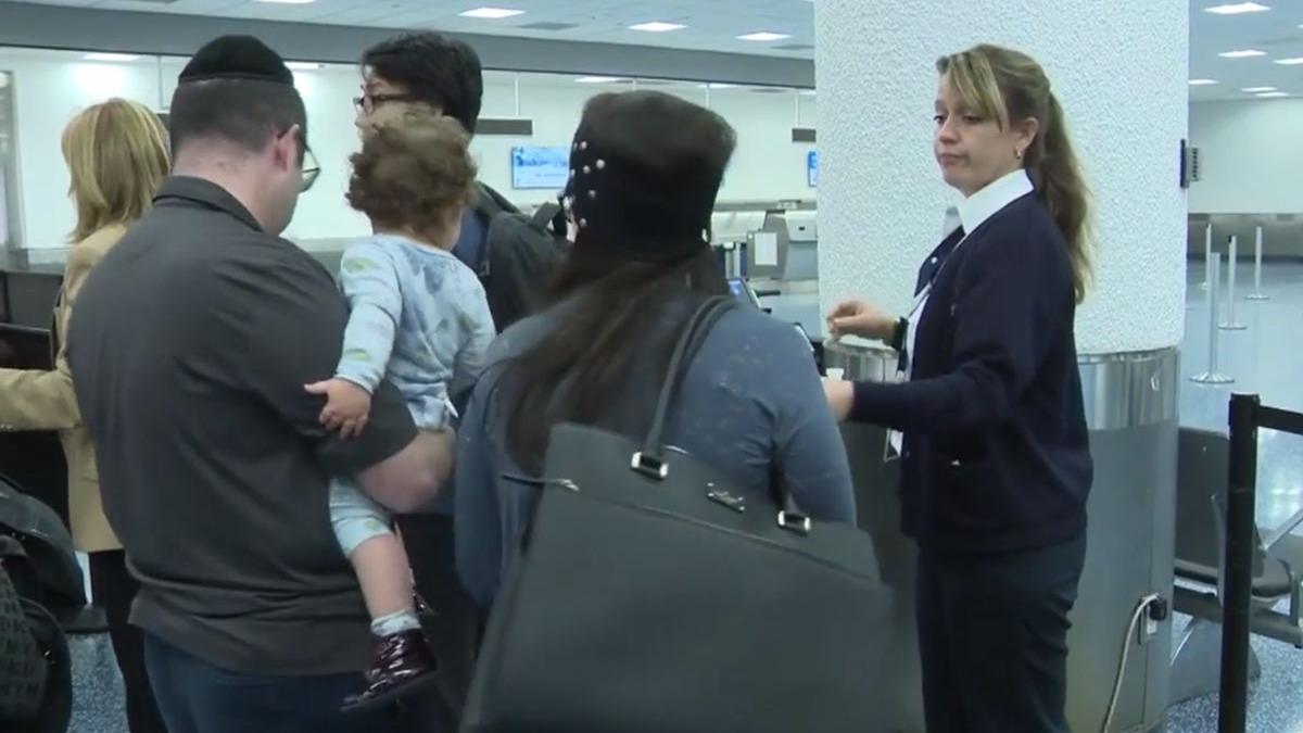 o familie a fost data afara din avion dintr un motiv bizar nu le a venit sa creada ca se intampla