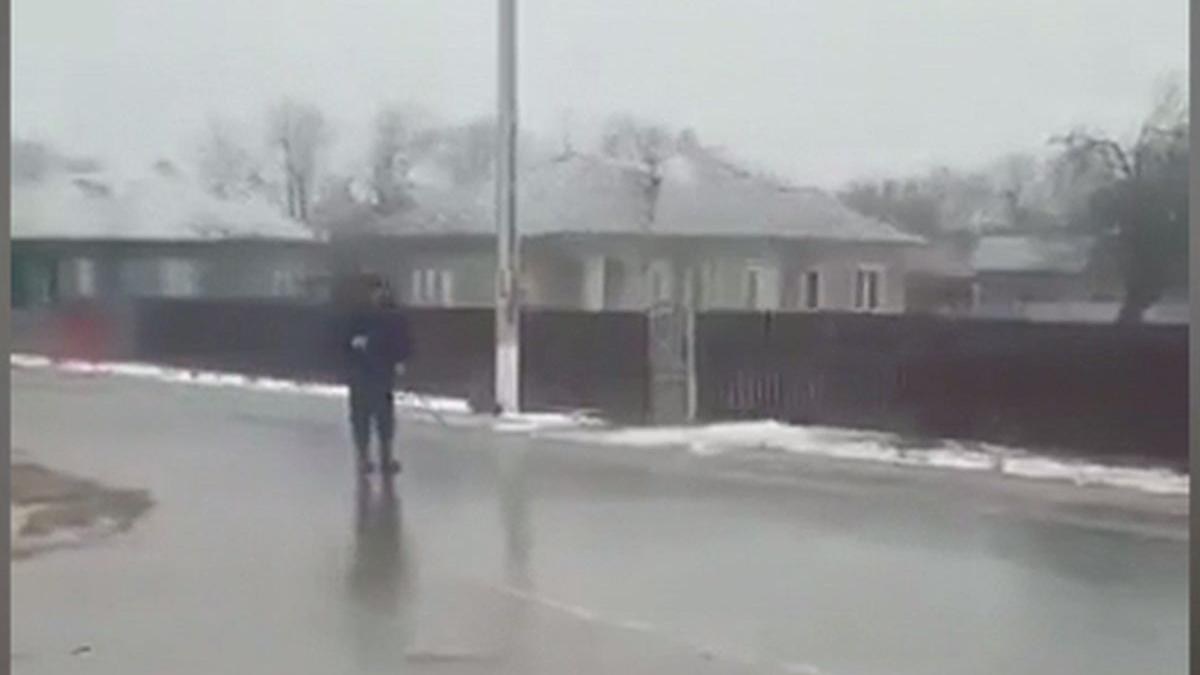 patinele din lemn solutia unui barbat de a se deplasa pe ploaia inghetata