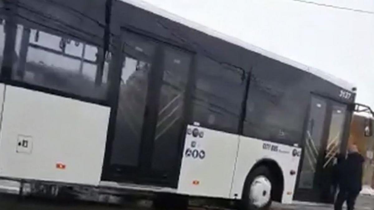 imagini socante in ploiesti un autobuz a circulat zeci de metri fara sofer barbatul a alergat