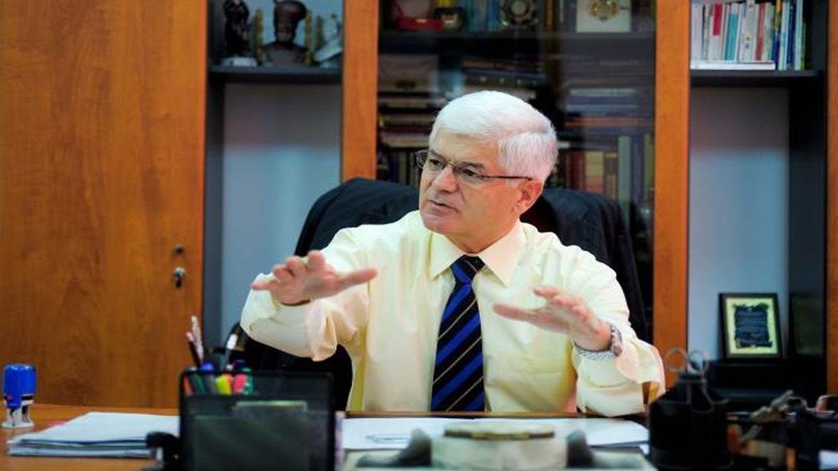 seful doi si un sfert si a facut sri particular