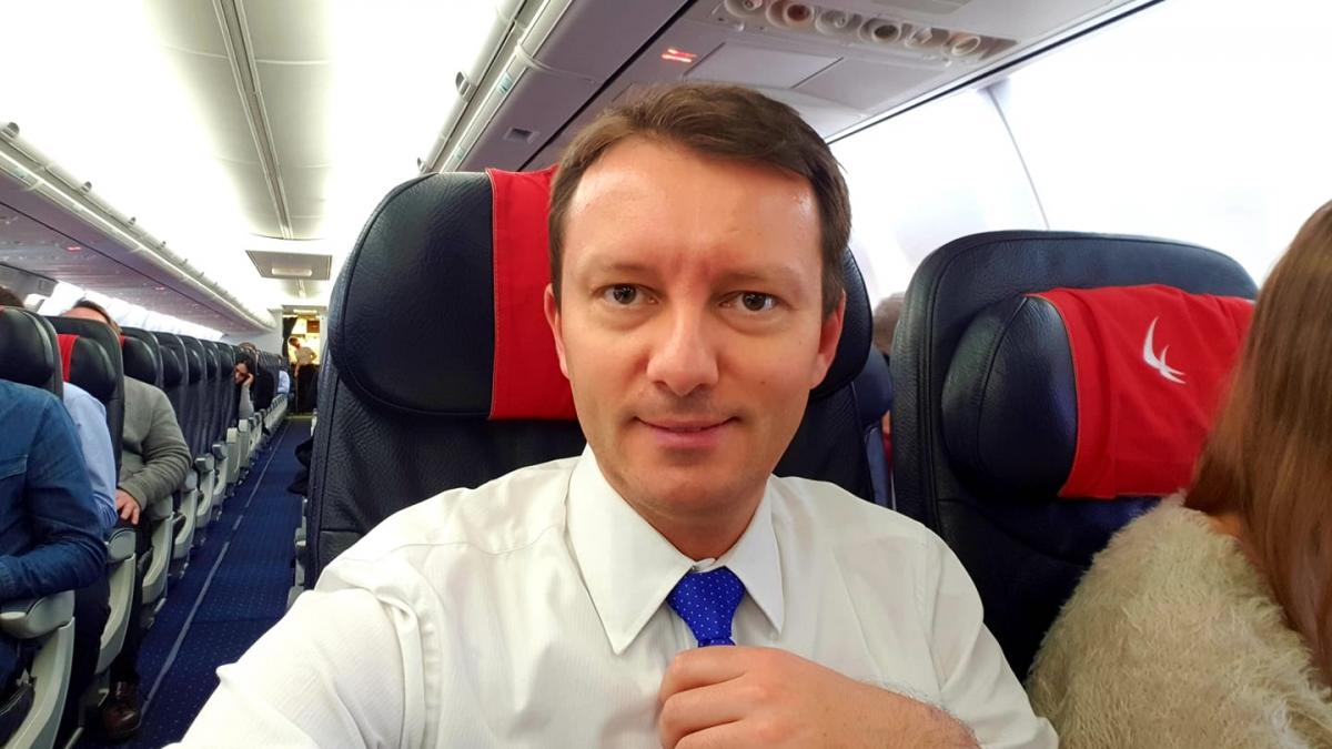 un europarlamentar este revoltat ca sta blocat in aeroportul otopeni din cauza ghetii