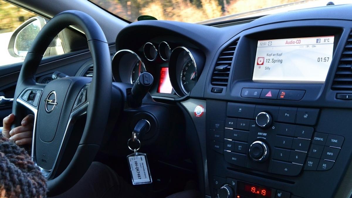 ionut din bucuresti a luat un mijloc de transport la comanda si s a asezat in spate nu i a venit sa