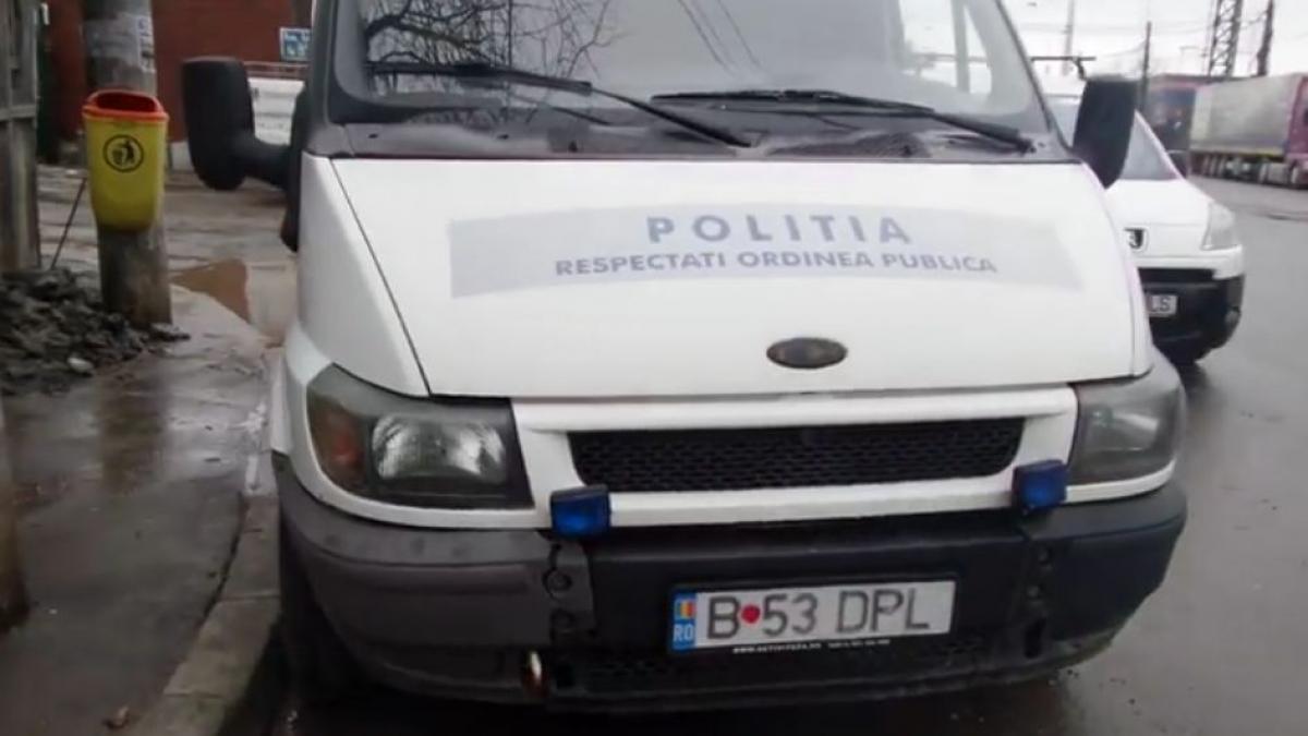 a vazut masina politiei locale din bucuresti parcata aproape de troturar si s a apropiat de ea cu