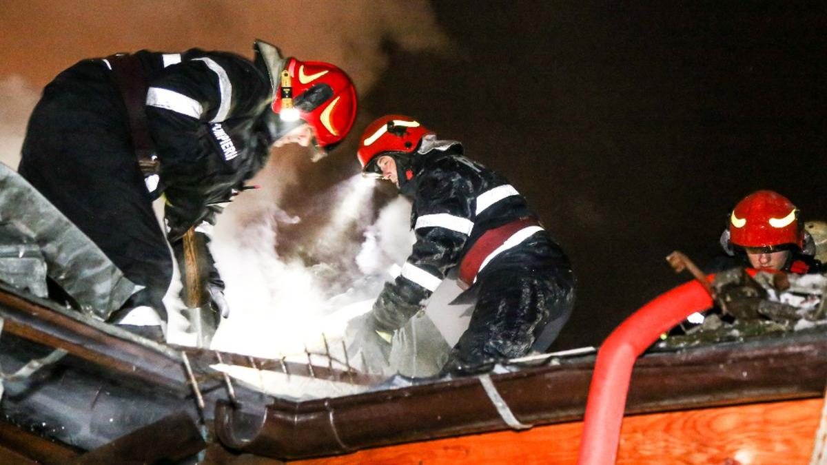 incendiu puternic la mansarda unui bloc din timisoara zeci de pompieri se lupta cu flacarile
