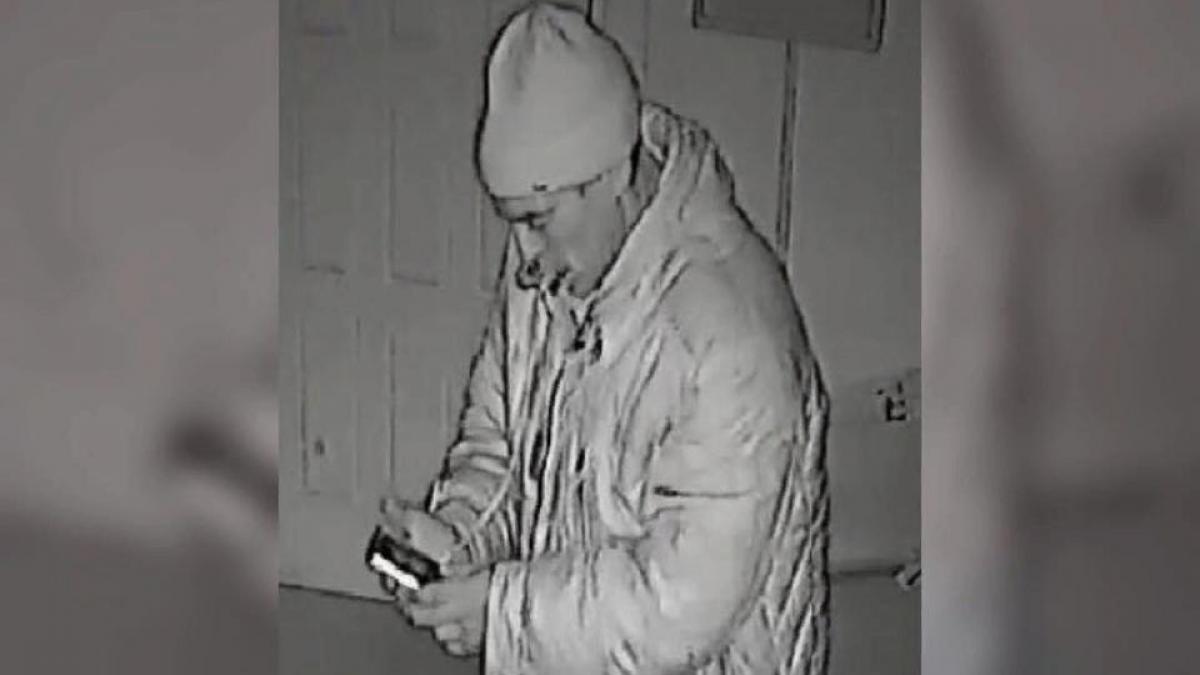 barbatul a intrat in farmacie sa si cumpere pastile dar a vazut ca farmacista era singura a atacat