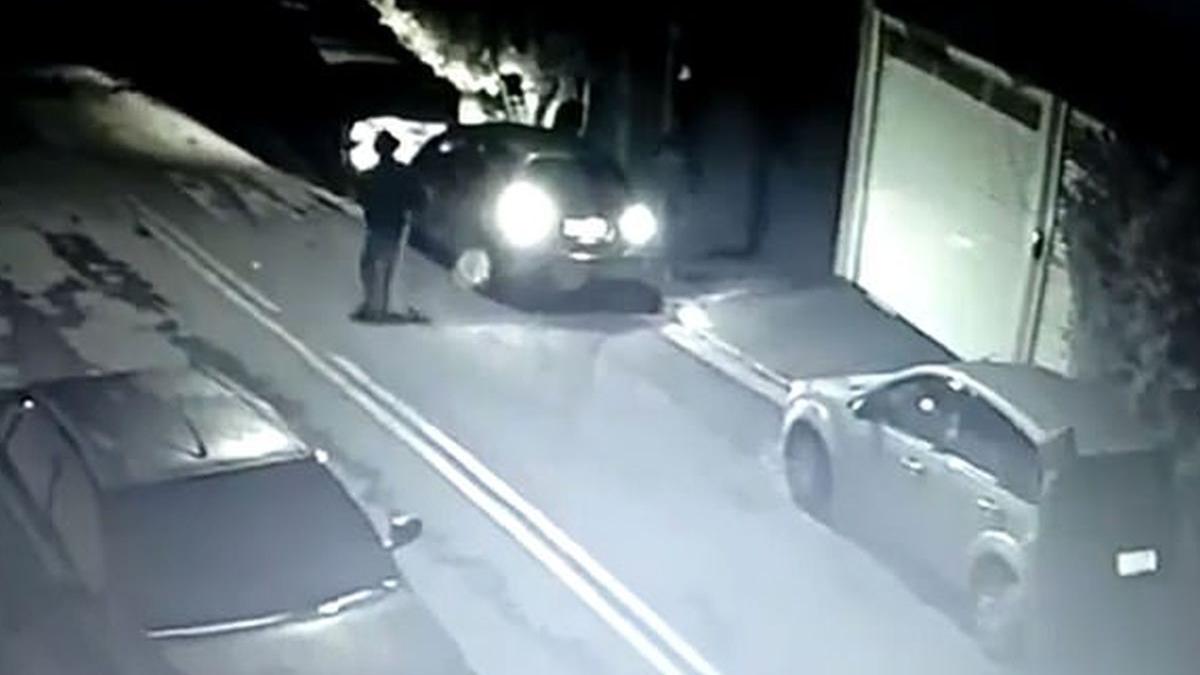 a vrut sa sparga masina unui preot dar cand a deschis portiera s a prabusit la pamant proprietarul