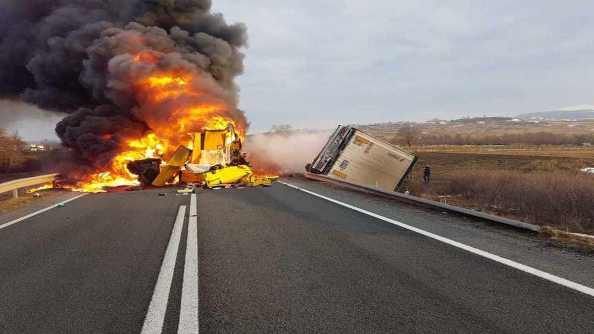 accident grav pe un drum din caras severin soferii a doua tir uri au murit dupa ce vehiculele s au