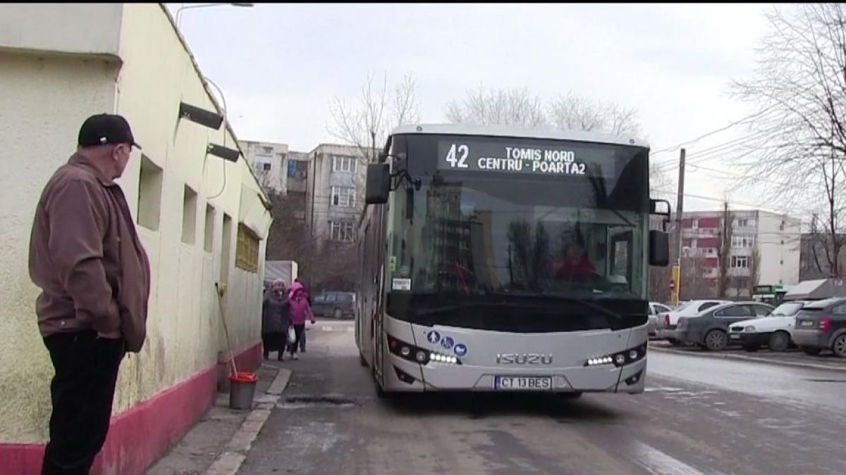 autobuz atacat cu pietre pe o strada de la periferia constantei video