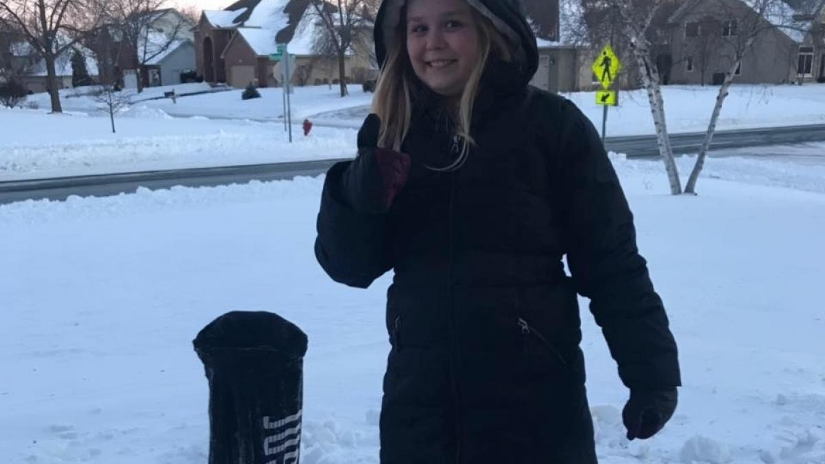 s a trezit dimineata si a vazut ca totul in jur e alb a gasit o pereche de pantaloni care inghetase