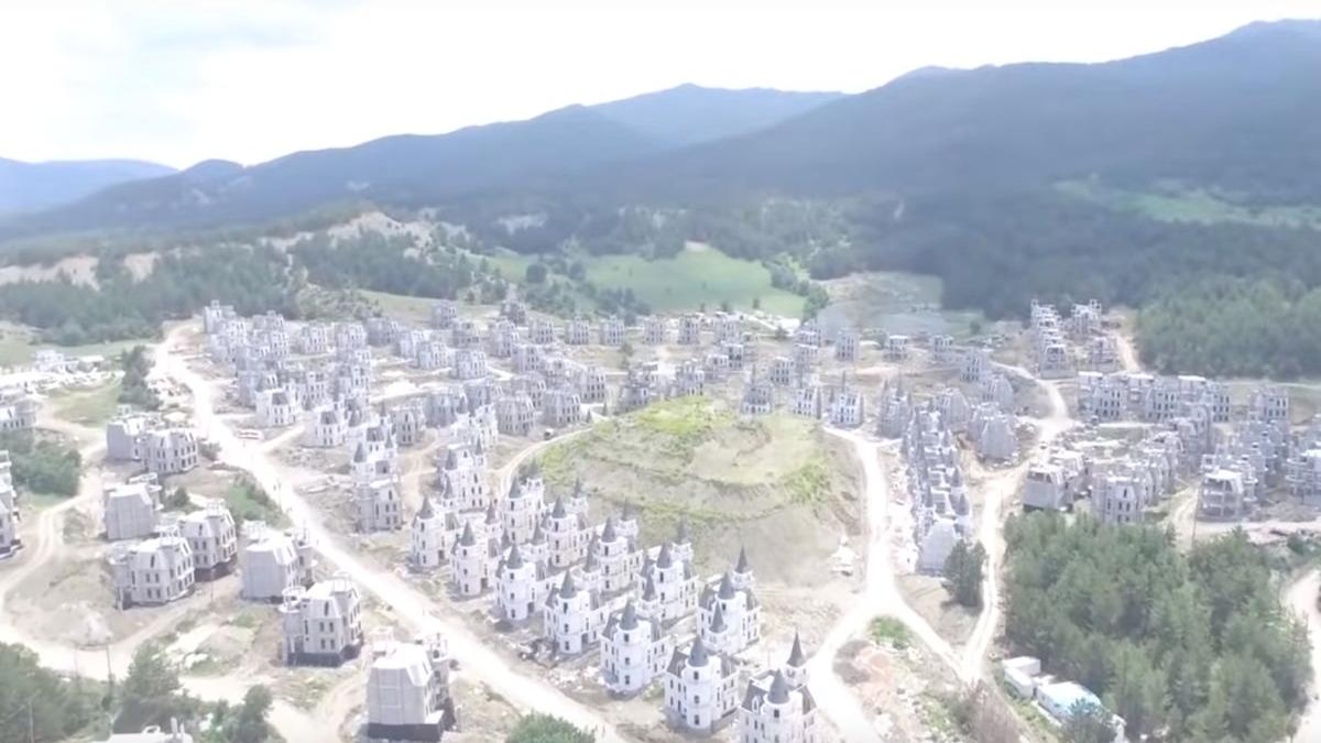 povestea orasului in care sute de vile castel au fost abandonate video