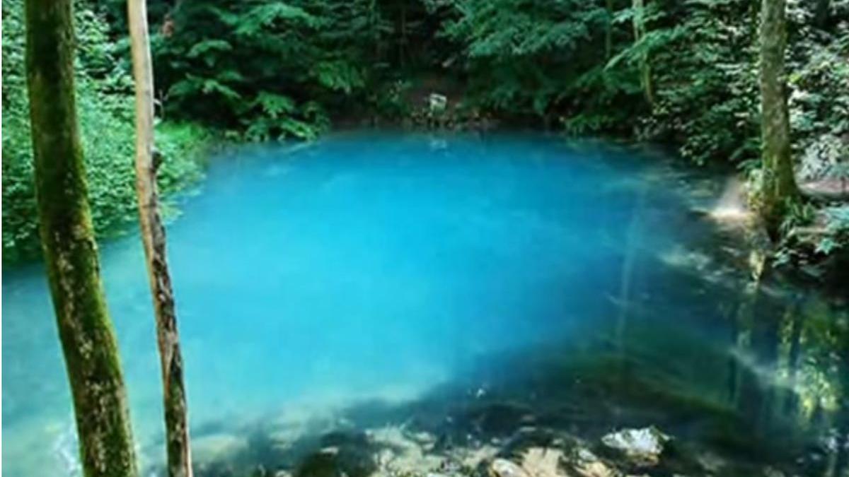 povestea lacului din romania care isi schimba culoarea in functie de anotimp