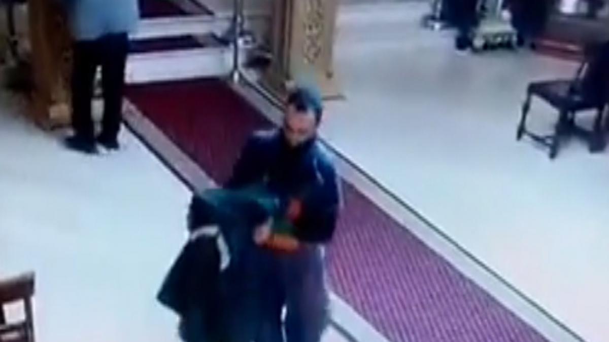 barbatul a intrat intr o biserica din bucuresti sub pretextul ca vrea sa se roage in scurt timp
