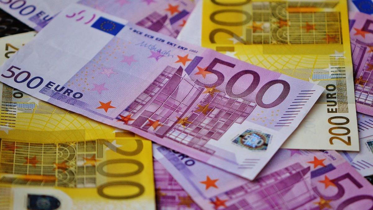 curs valutar euro in continua crestere moneda aproape de 4 76 lei