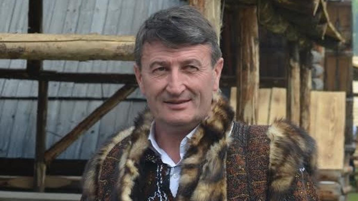 marinel s a urcat pe o scara si a inceput sa taie cu flexul un panou publicitar cand au vazut cine