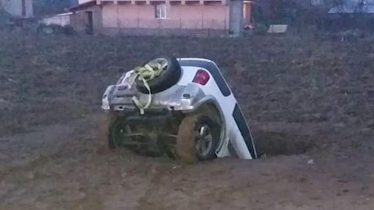 situatie socanta in giurgiu o masina a fost inghitita de pamant