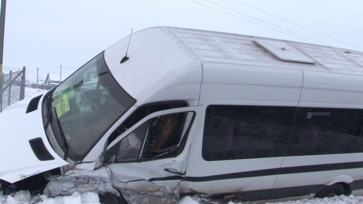 Accident grav în Mehedinți. Un microbuz plin cu călători a intrat în plin într-un parapet: mai multe victime