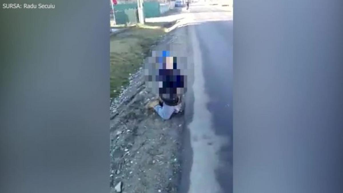 imagini revoltatoare baiat umilit si aruncat in sant de cativa copii mai mari distrug orice