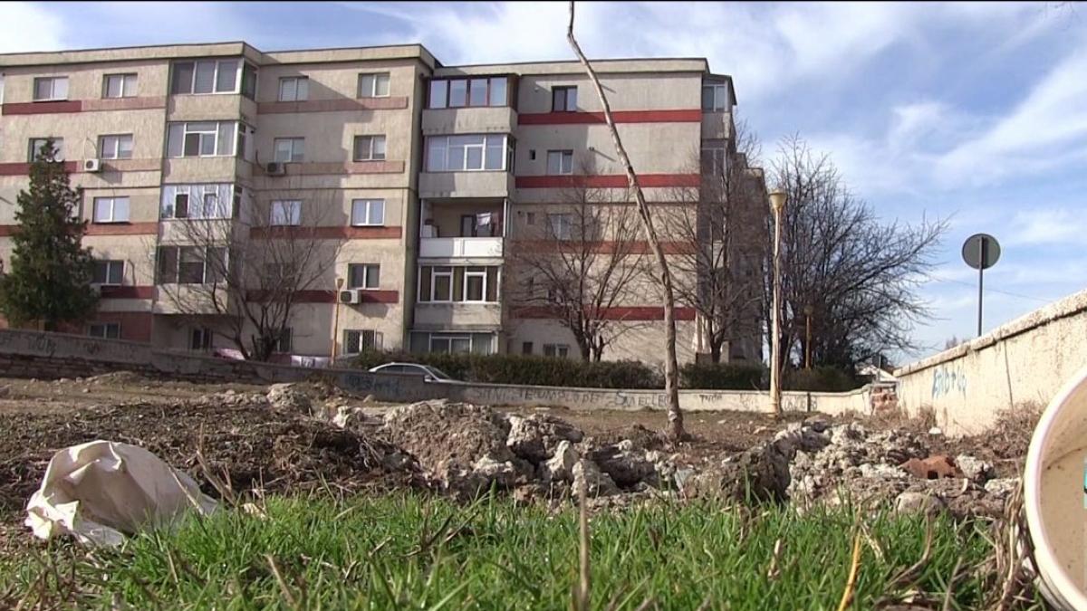 primaria din constanta se chinuie de doi ani sa refaca locurile de joaca pentru copii