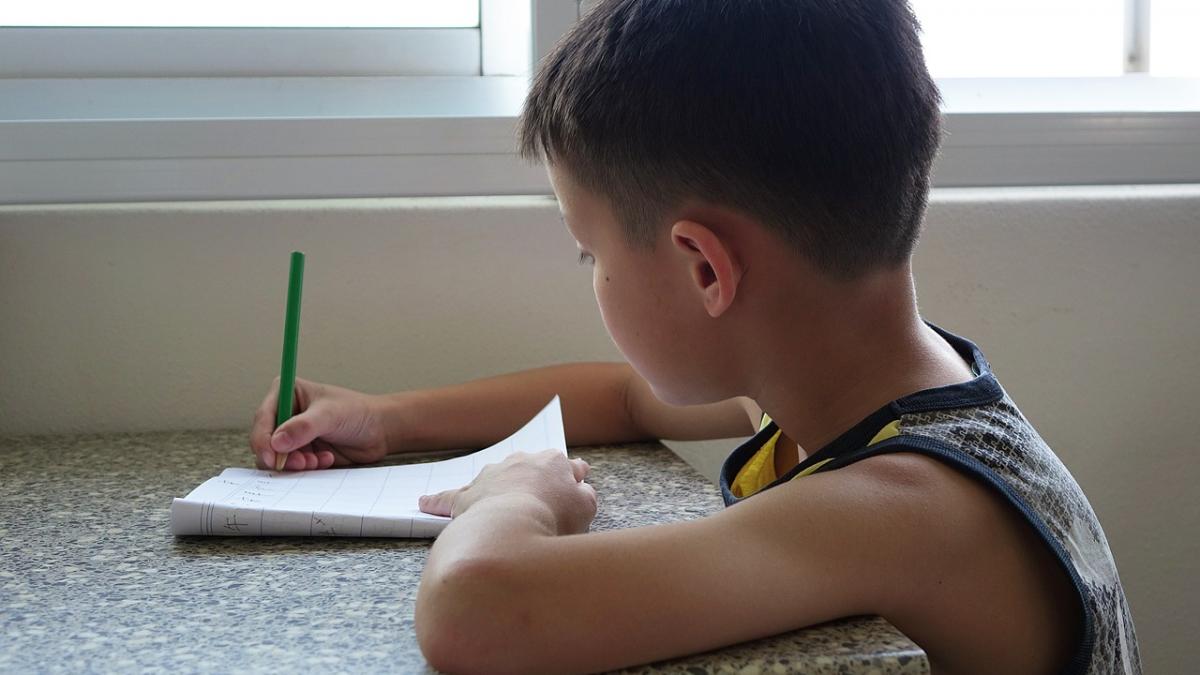 situatie socanta un baietel de patru ani si a impuscat mama gravida in fata femeia e in stare