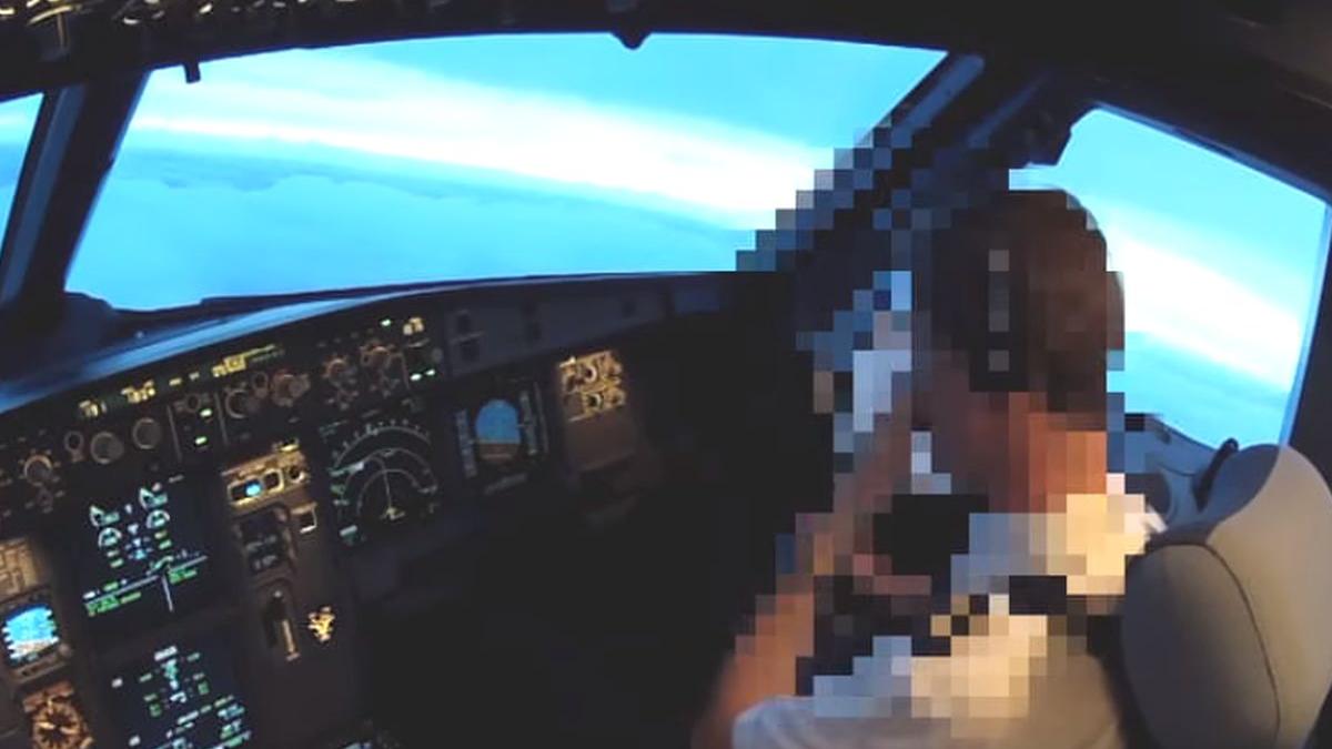ce fac pilotii in timpul unui zbor cu avionul imaginile care arata ce se intampla in cabina video