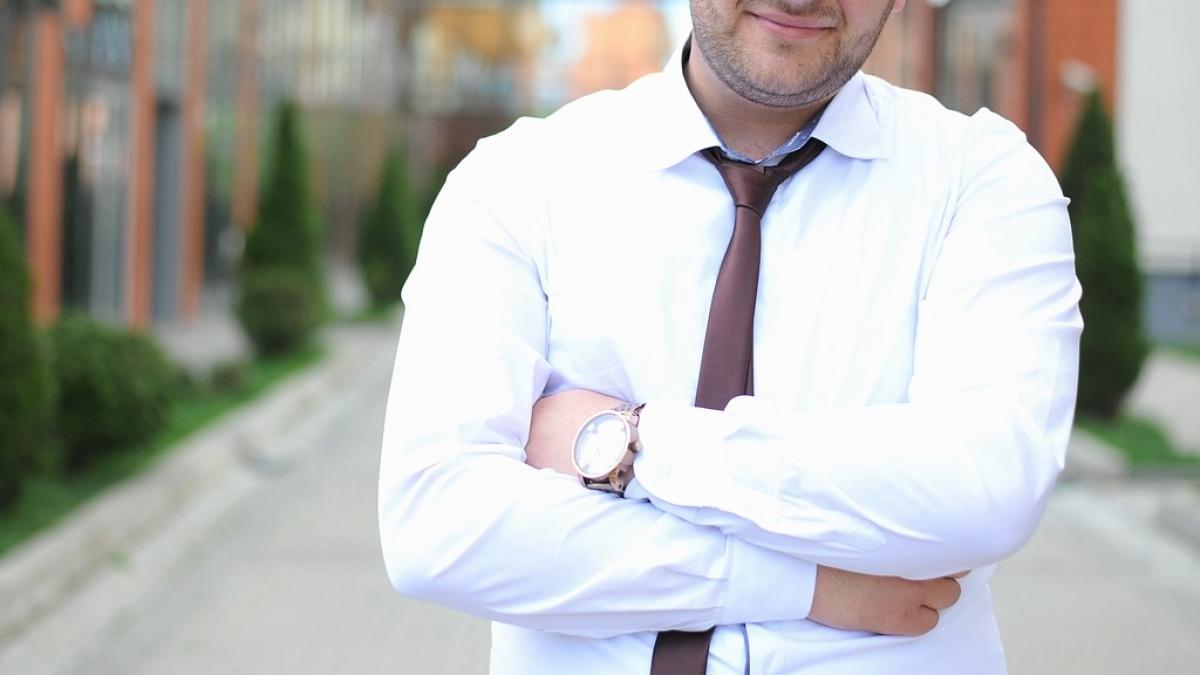 directorul caruia i se facea pedichiura la serviciu mutat intr o functie similara