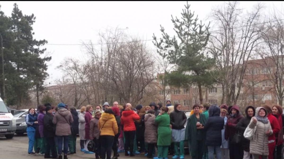 medicii si asistentii din tulcea au iesit in strada