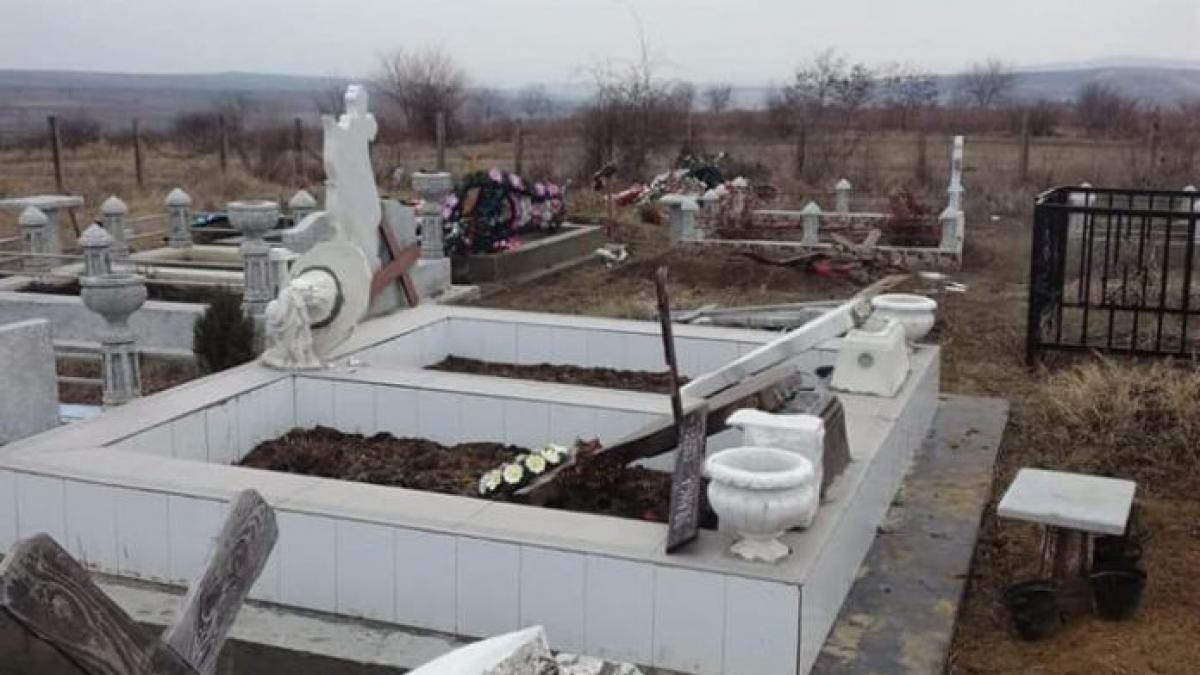 s a dus in cimitirul din vaslui sa puna niste flori la mormintele celor dragi cand a crezut a