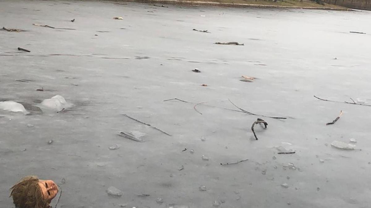 se plimbau pe malul unui lac de langa bucuresti cand au vazut ceva de a dreptul ingrozitor