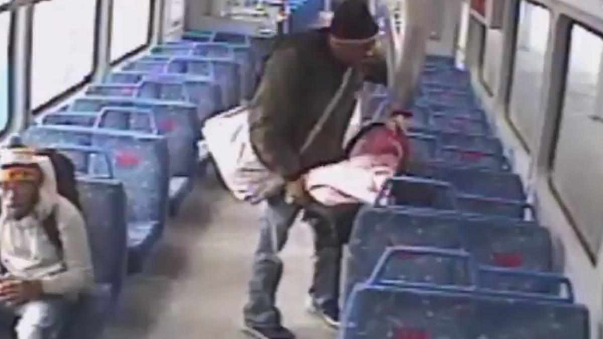 a coborat pe peron sa fumeze o tigara si si a lasat copilul in tren ce a urmat e cosmarul oricarui