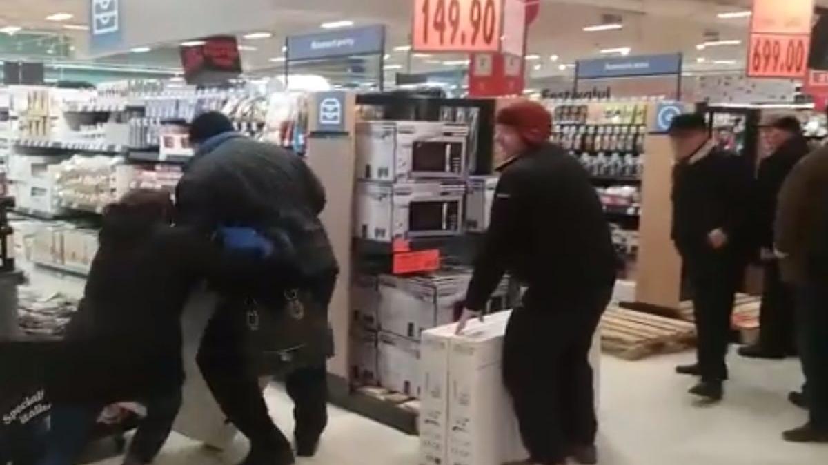 bataie pe televizoare la promotie intr un magazin din bacau video