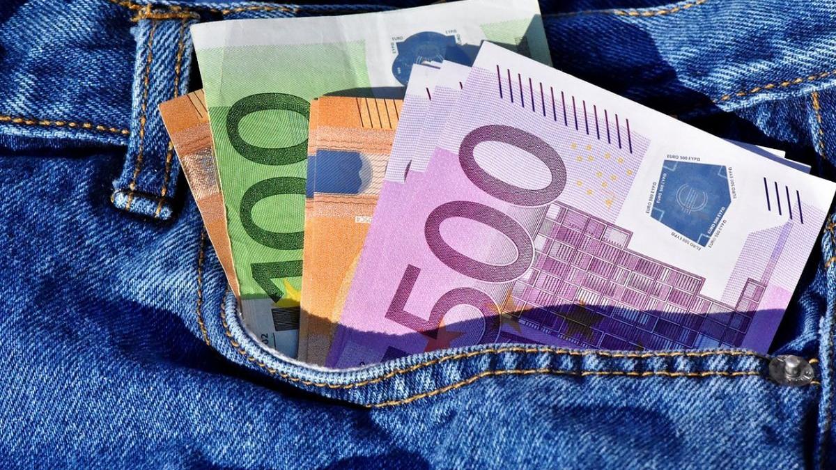 curs valutar 7 februarie cat costa un euro