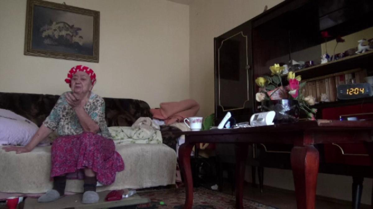 isi astepta nepoata sa vina acasa cand cineva a sunat la usa a deschis si a invitat o inauntru