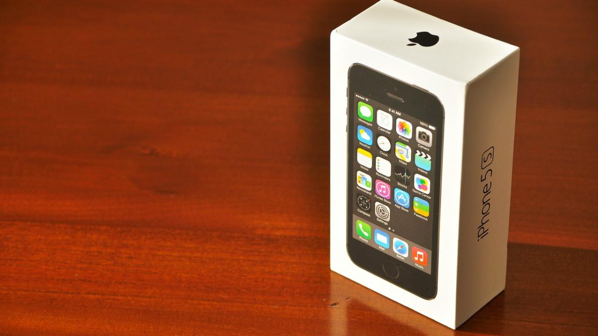 o tanara din craiova si a cumparat in urma cu o saptamana un iphone extrem de scump cand a deschis