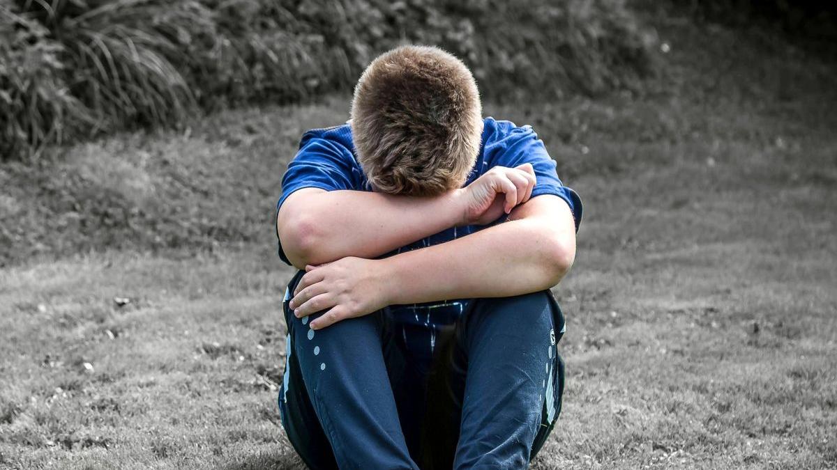 un copil din suceava a sunat la 112 pentru a cere ajutor fiindca mama lui il agresa femeia a