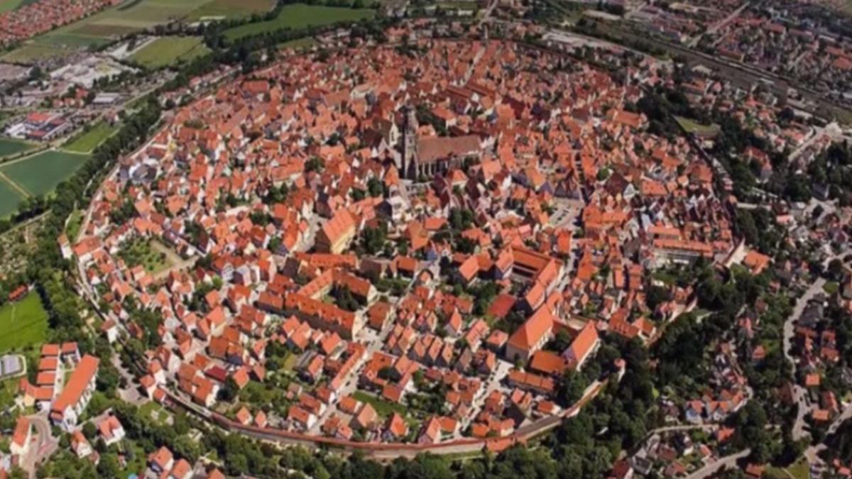 un oras unic in lume se afla in europa este construit in interiorul craterului lasat de un meteorit