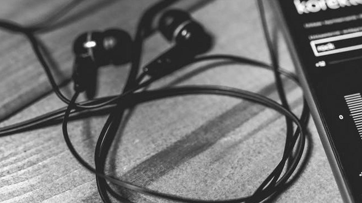 un tanar a murit dupa ce a adormit in timp ce asculta muzica politistii avertizeaza multi oameni