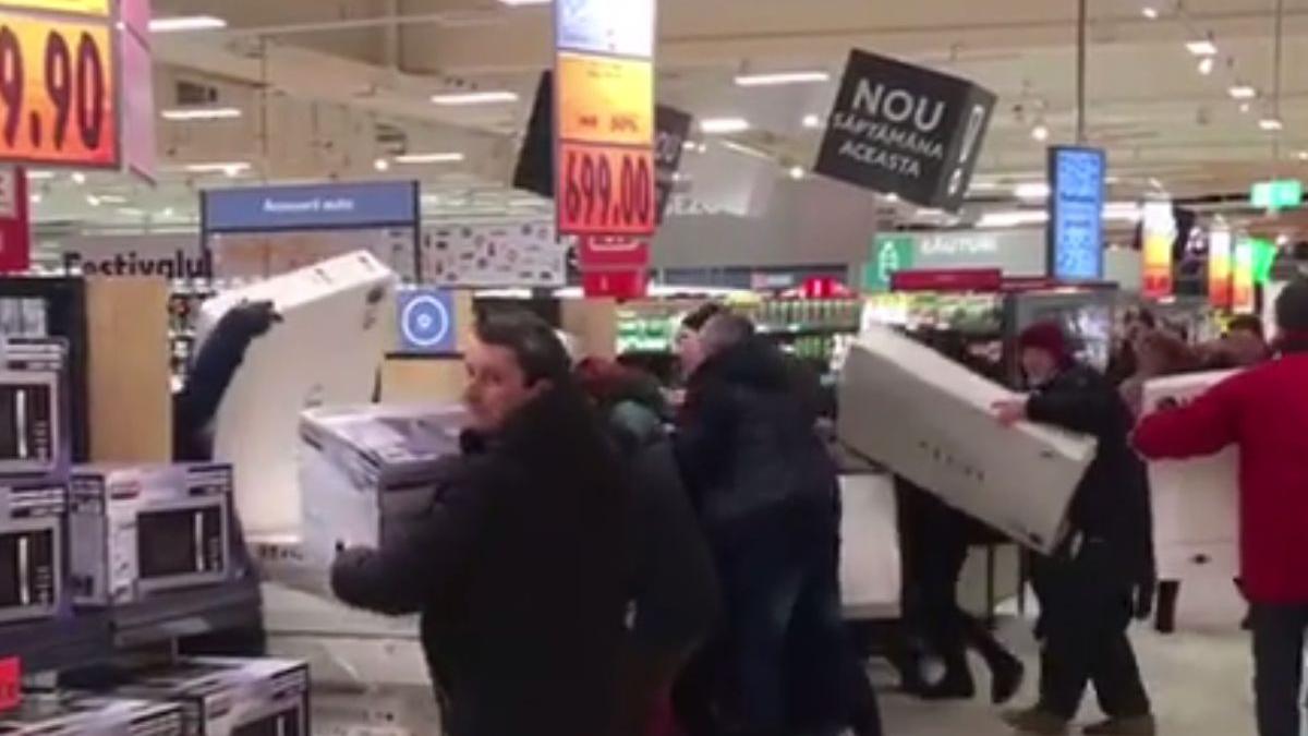 bataie la deschiderea unui nou supermarket s au imbrancit si injurat pentru televizoare la reducere