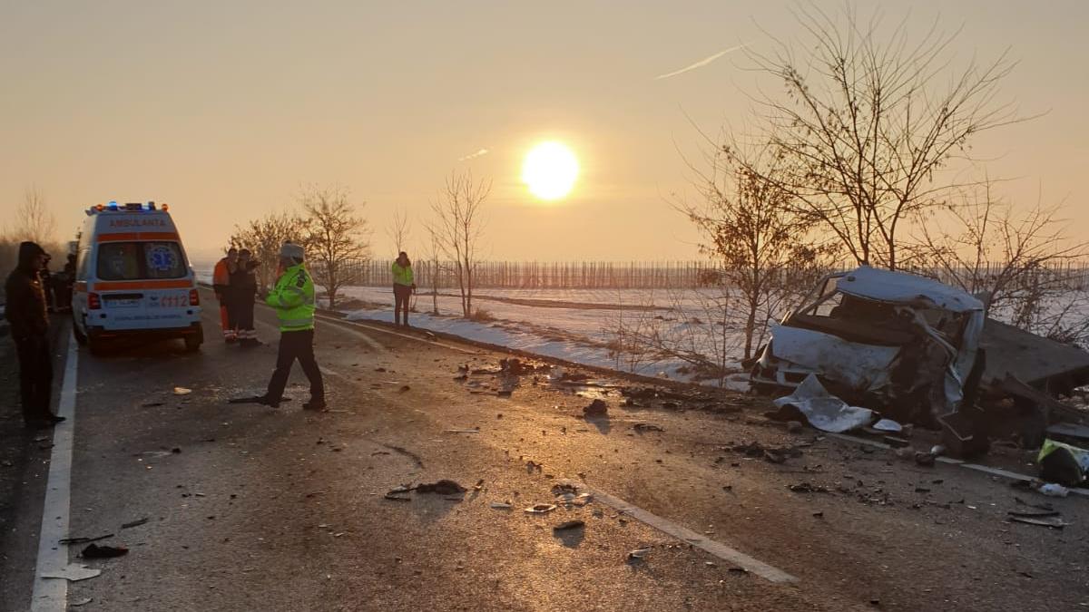 un microbuz s a izbit cumplit de o autoutilitara la suceava planul rosu de interventie a fost