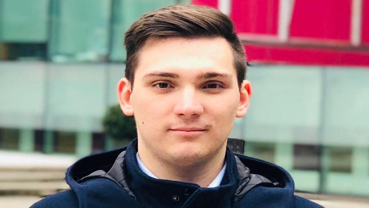 un roman premiat de regina marii britanii pentru rezultate exceptionale la invatatura cine este