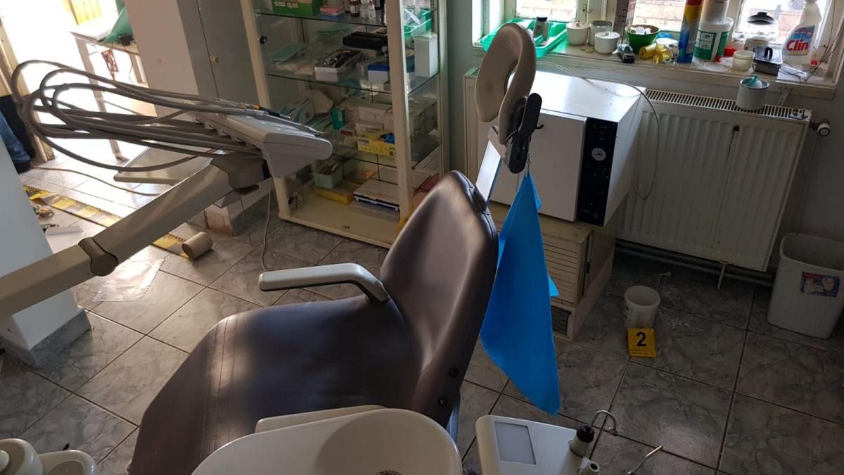 ce au gasit politistii cand s au dus in vizita la costel falsul stomatolog dintr o comuna imagini