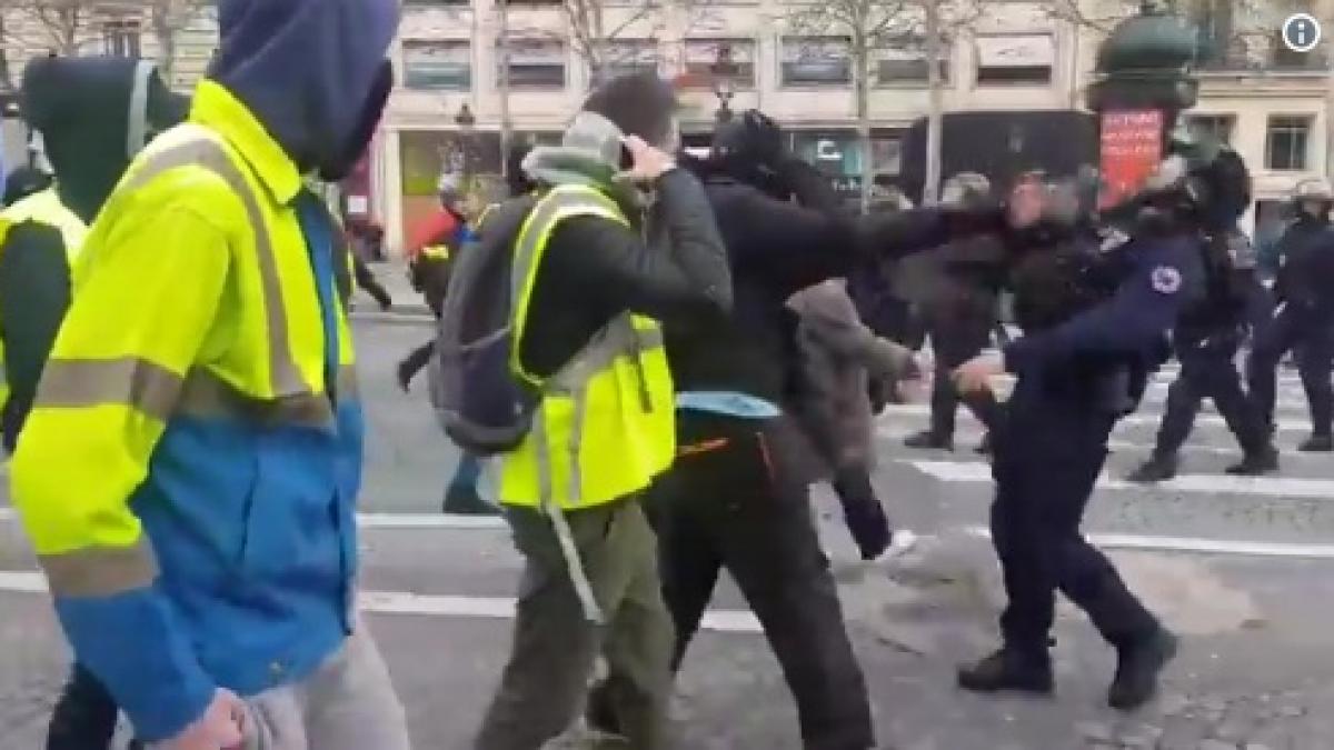 proteste violente la paris incidente cu fortele de ordine momentul in care un jandarm primeste un