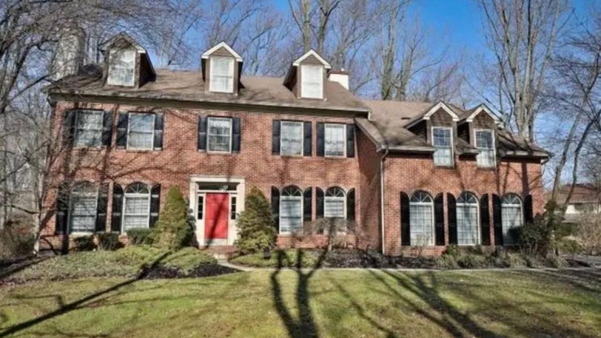 au vrut sa cumpere o casa intr o zona linistita dar s au crucit cand au vazut ce se afla la