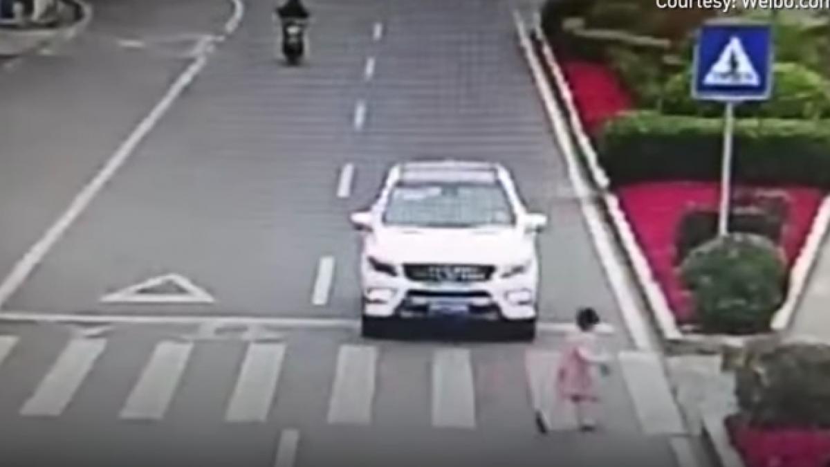 gest incredibil facut de o fetita dupa ce a fost lasata sa treaca strada de un sofer video