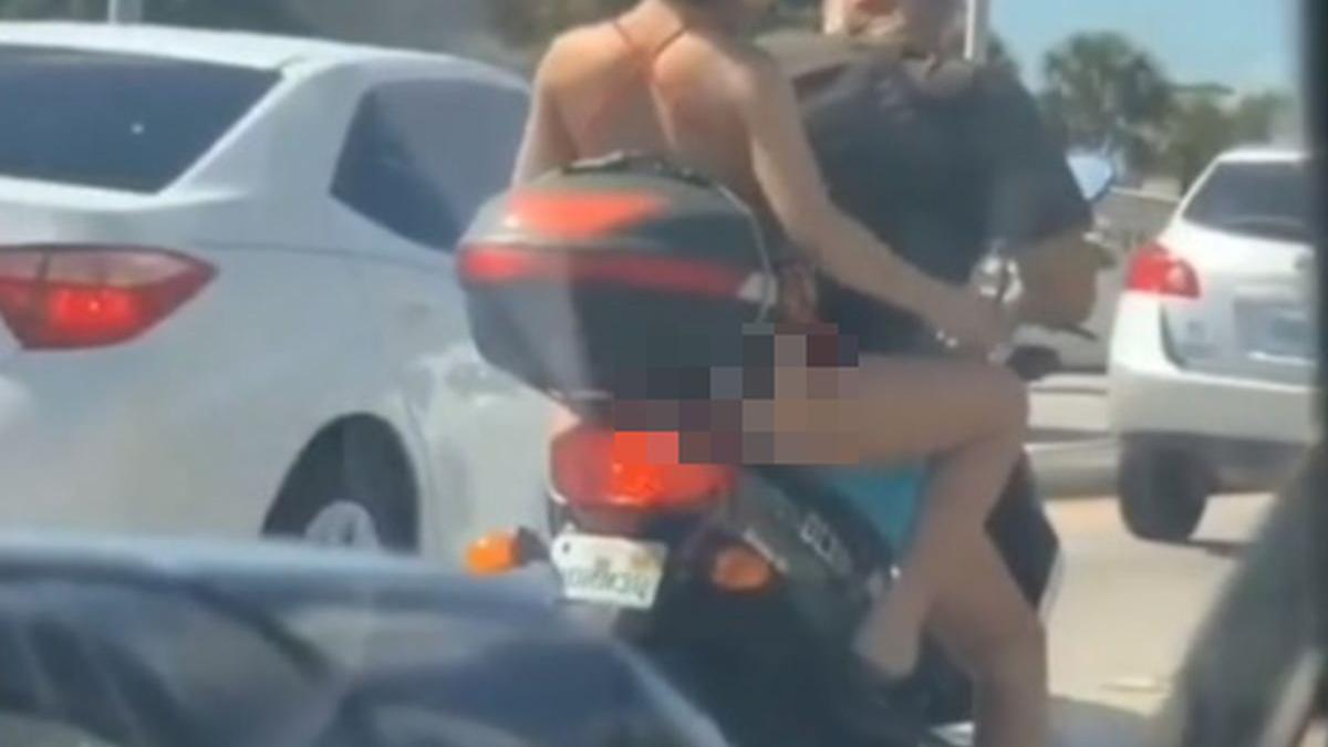 gestul jenant facut de o femeie in public ziua n amiaza mare imaginile au devenit virale video