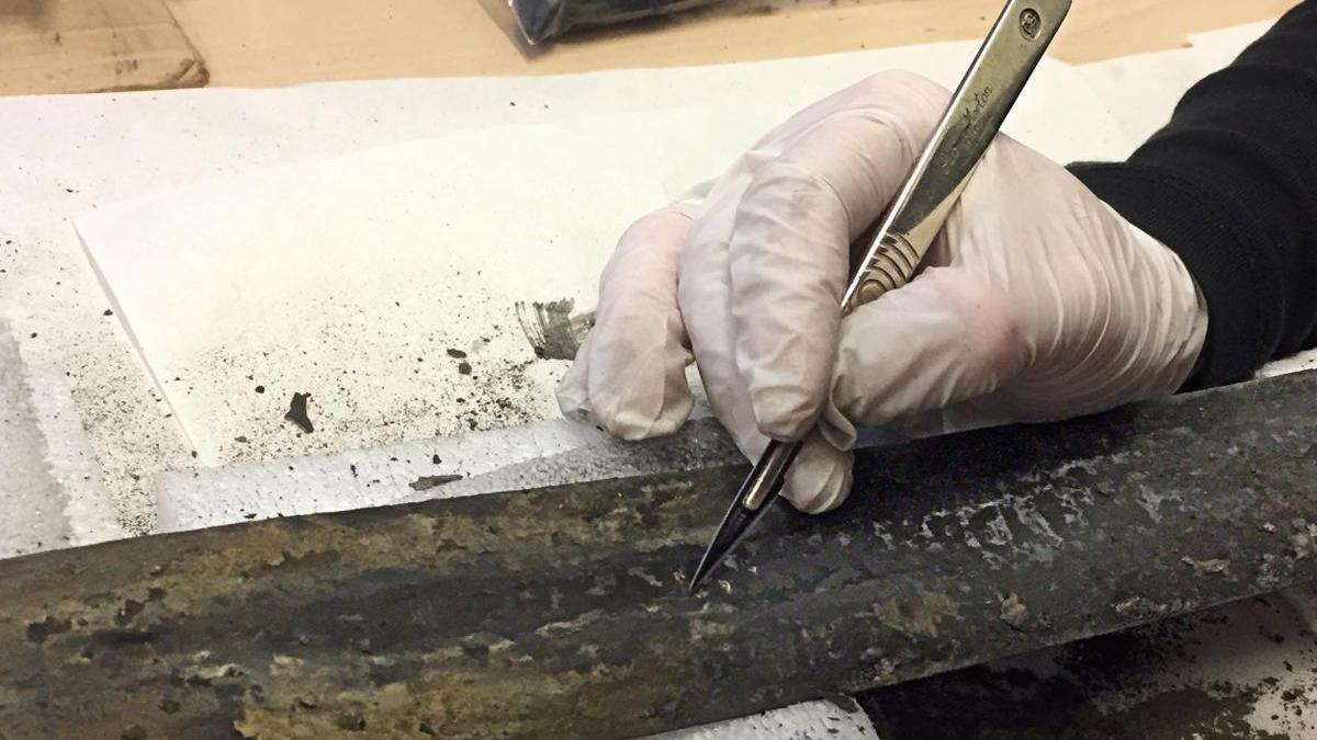 un instalator a vazut ceva iesind din noroiul din canal ce a descoperit cand s a apropiat