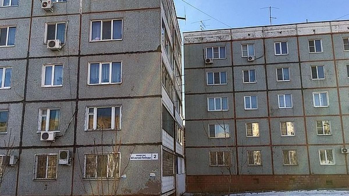 copiii venisera in vizita la mama lor in varsta au deschis frigiderul sa vada ce poate sa i faca de