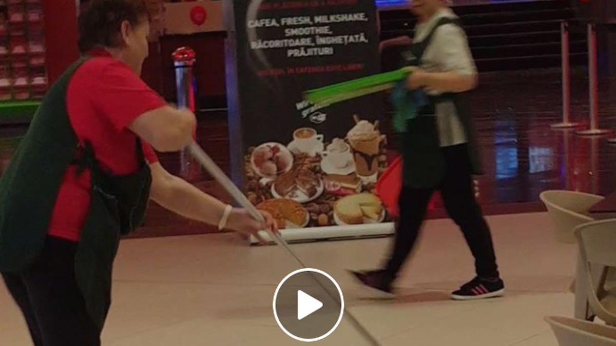 un soarece se plimba nestingherit pe sub mese la un mall din deva ce au facut angajatele centrului