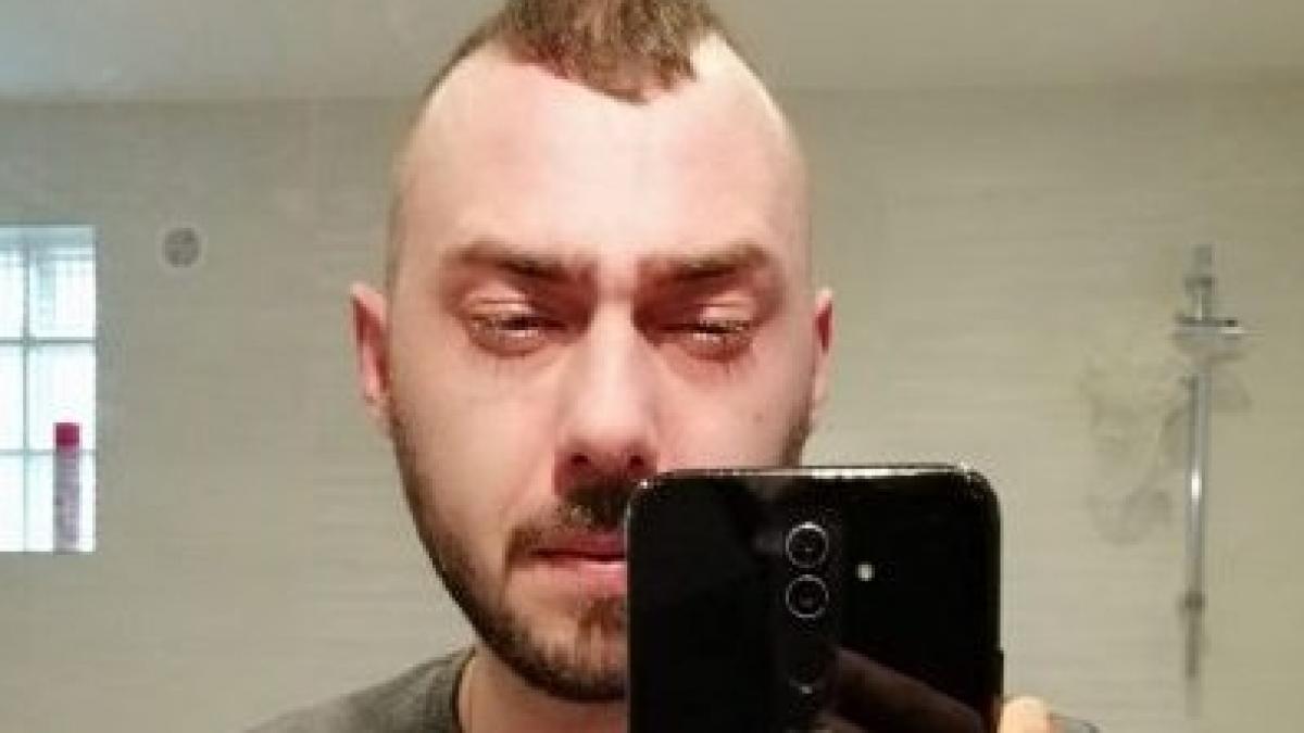 adoris isi astepta un prieten pe o strada din paris cand a vazut un barbat iesind pe geam cand a